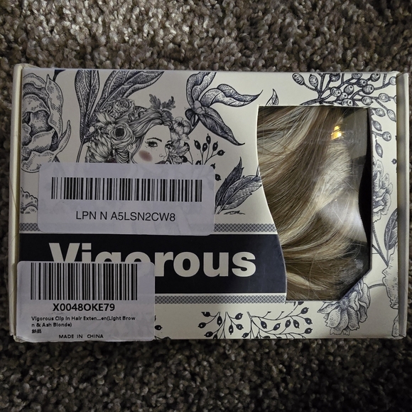 NWT Vigorous Blonde Highlight Clip-In Hair Extensions 20" Synthetic - Picture 2 of 2